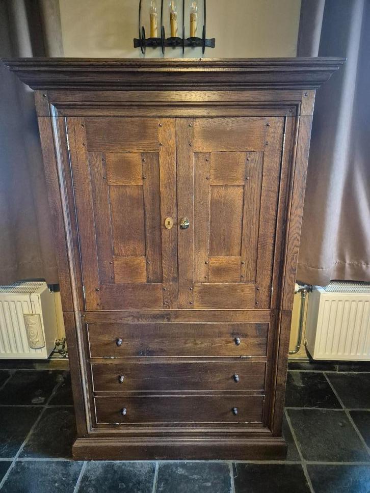 elegante eikenhouten kast met uitschuifbare plateau's, Huis en Inrichting, Kasten | Overige, Gebruikt, Ophalen