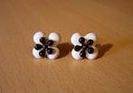 Witte klaver oorbellen met zwarte centrale bloem emaille, Enlèvement ou Envoi