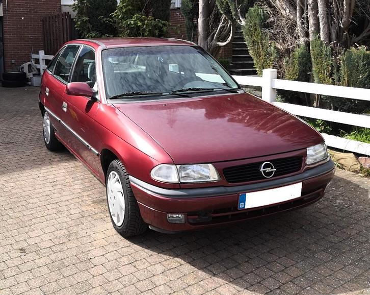 Opel Astra - 1.4 essence - 1997, Autos, Opel, Particulier, Astra, Essence, Berline, 5 portes, Boîte manuelle, Rouge, Gris, Velours