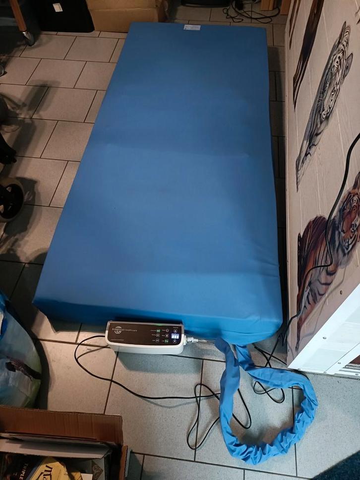 Matelas médical anti escarre avec compresseur automatique, Divers, Matériel Infirmier, Enlèvement