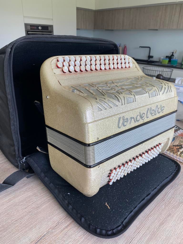 Accordéon Vendevelde en parfait état idéal pour debutant, Autres marques, 32 basses, Avec bretelles, Enlèvement