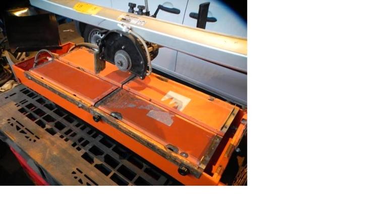 Tegelzaag machine met water, Doe-het-zelf en Bouw, Gereedschap | Zaagmachines, Gebruikt, Overige typen, 30 tot 70 mm, Ophalen