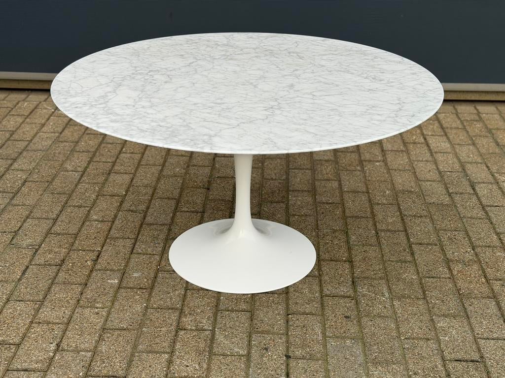 Table ronde Knoll Tulip originale en marbre (120 cm), Enlèvement ou Envoi, Ligne roset vitra sede artifort leolux b&b italia cassina edra