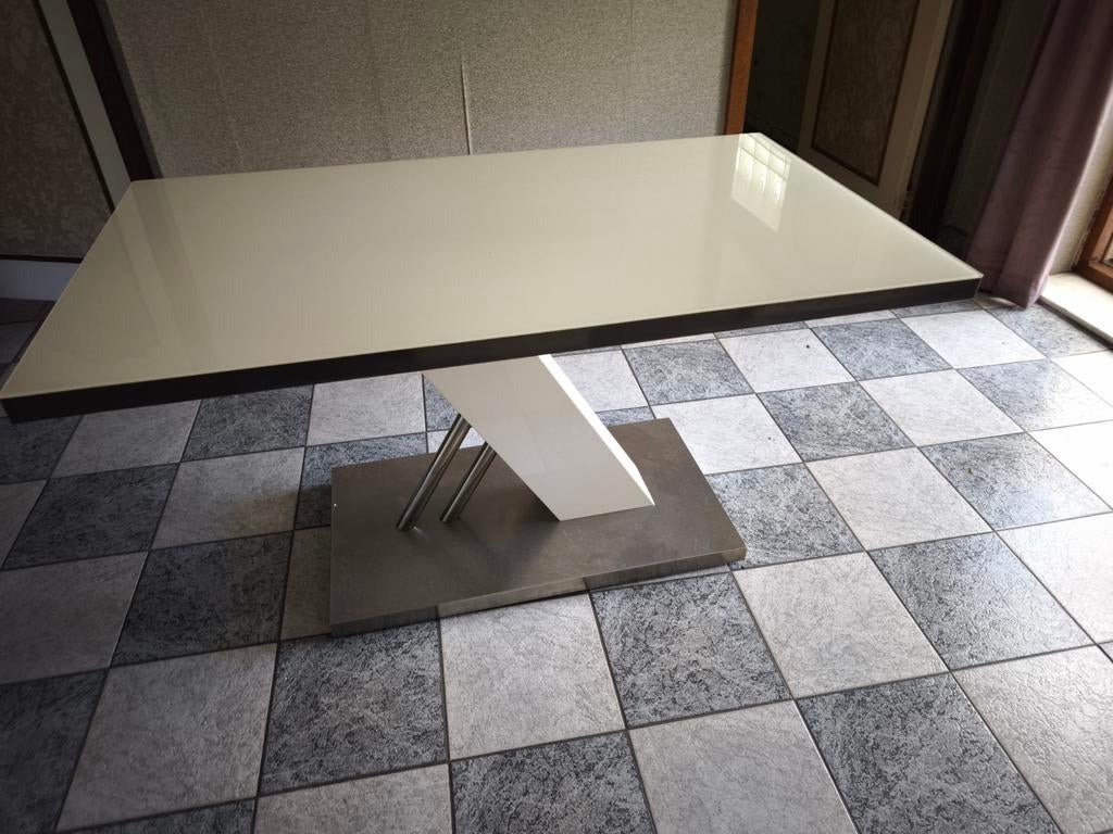 Gereserveerd.  Mooie tafel met glazen blad, Ophalen