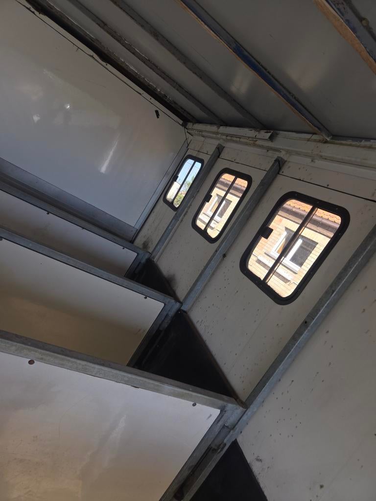 Afzetbak voor paarden passend op een 20voets oplegger, Animaux & Accessoires, Chevaux & Poneys | Semi-remorques & Remorques, Enlèvement