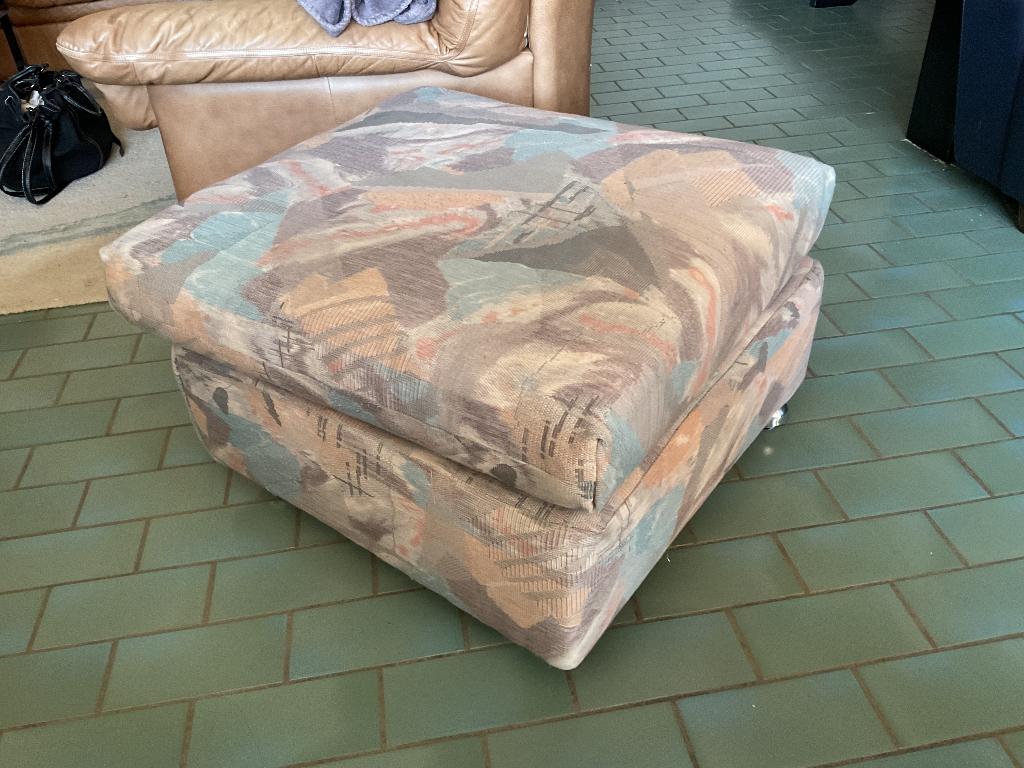 Modern gestoffeerde poef, Ophalen, Gebruikt, Stof