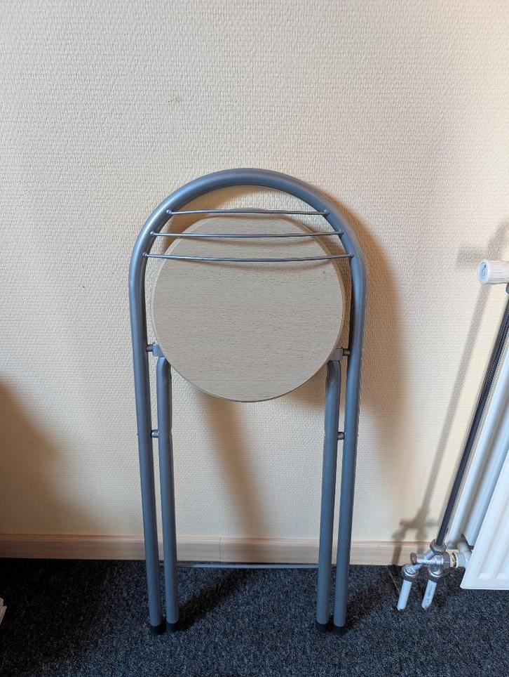 2 chaises de bar basses - pliables, Maison & Meubles, Tabourets de bar, Utilisé, 60 à 90 cm, Bois, Métal, 2 tabourets, Avec repose-pieds