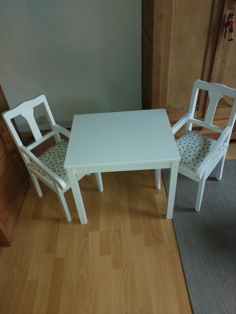 Houten tafeltje met twee stoeltjes en kussens, Kinderen en Baby's, Kinderkamer | Tafels en Stoelen, Ophalen