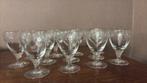 12 petits verres sur pied finement gravés-10cm de haut, Ophalen