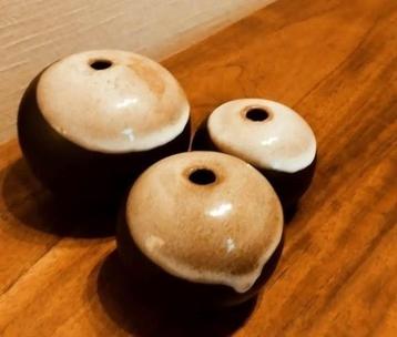 Set van drie keramieken bollen. beschikbaar voor biedingen