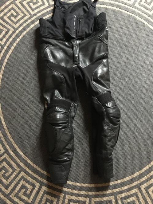 Pantalon de moto en cuir Richa avec corps zippé, Motos, Vêtements | Vêtements de moto, Pantalon | cuir, Hommes, Seconde main, Enlèvement