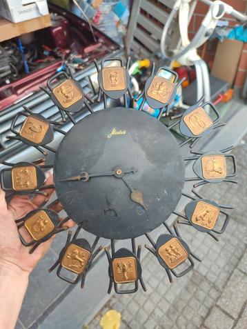 Metalen klok met sterrenbeelden beschikbaar voor biedingen