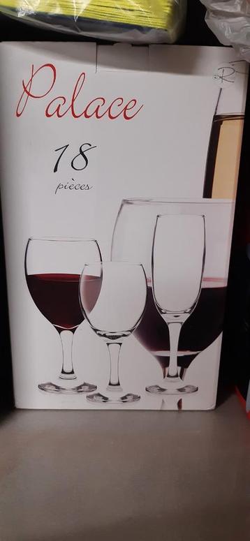 Verre sur pied. Doivent partir. Neuf  beschikbaar voor biedingen