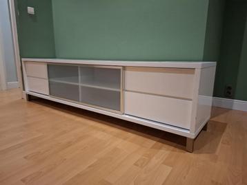 Stevige kast met moderne uitvoering en 4 lades beschikbaar voor biedingen