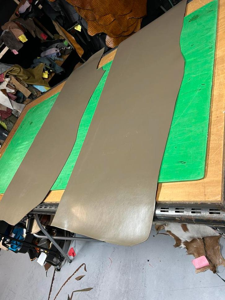 2 taupe kleur tuigleer lappen 2-2,5 mm dikte half soepel, Hobby en Vrije tijd, Stoffen en Lappen, Zo goed als nieuw, Ophalen of Verzenden