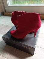 Chaussures rouge-cerise, courtes bottines quasi neuves, Nieuw, Ophalen of Verzenden, Schoenen met hoge hakken, Tamaris