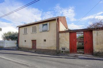 Woning met pátio op een ruim perceel vlakbij dorpscentrum 