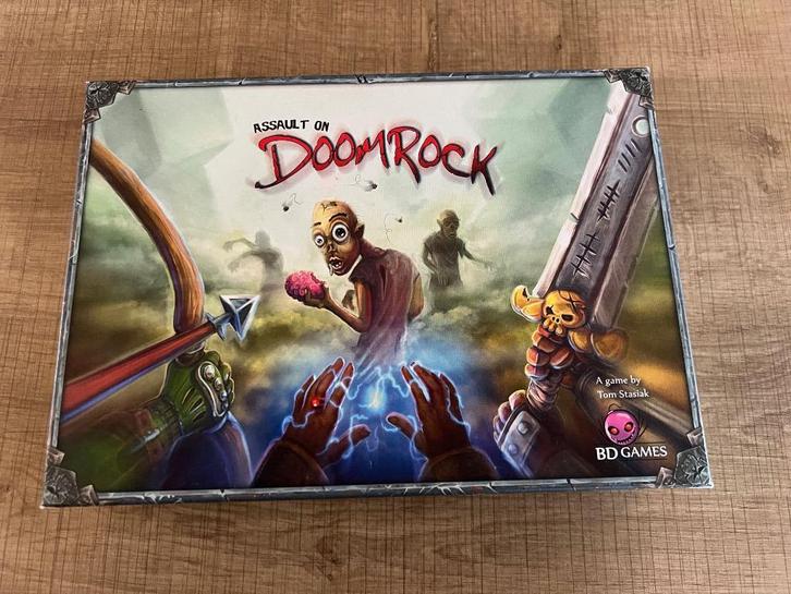 Assault on Doomrock + uitbreiding Doompocalypse, Hobby en Vrije tijd, Gezelschapsspellen | Bordspellen, Gebruikt, Een of twee spelers