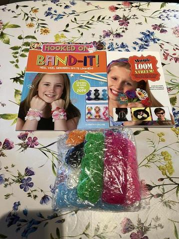 loomen armbandjes en figuurtjes beschikbaar voor biedingen