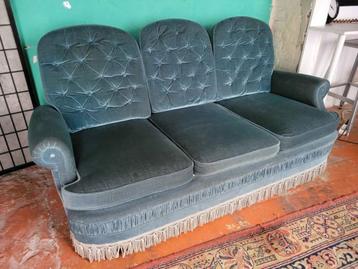 Canapé vintage en velours bleu beschikbaar voor biedingen