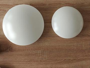 Plafonniers LED Lucide blancs de 24,5 et 31 cm de diamètre