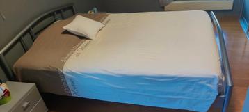 Grijs framebed met matras en 2 nachtkastjes  beschikbaar voor biedingen