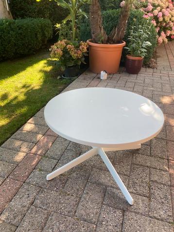 Bijzettafeltje beschikbaar voor biedingen