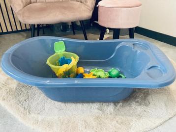 Babybedje met speelgoed  beschikbaar voor biedingen