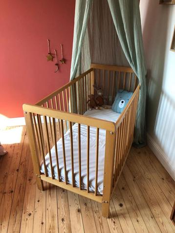 Babybed met matras en 2 hoeslakens, Kinderen en Baby's, Babywiegjes en Ledikanten, Ophalen, Zo goed als nieuw