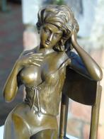 statue d une femme seins nue sur une chaise en bronze signé, Bronze, Enlèvement ou Envoi