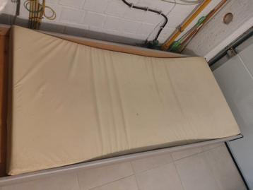 Lit, cadre de lit, 90 * 200,
comme neuf, très robuste beschikbaar voor biedingen