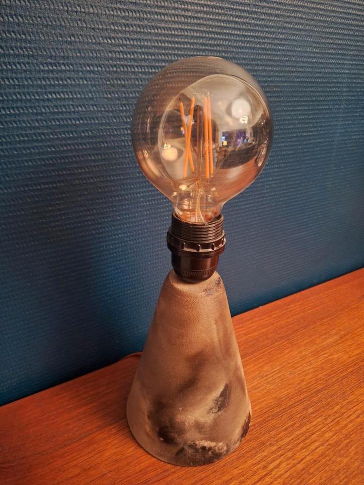 Een klein tafellampje met een groot karakter, Huis en Inrichting, Lampen | Losse lampen, Ophalen of Verzenden