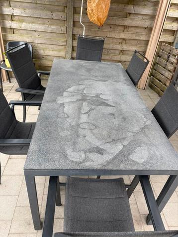Tafel met stoelen