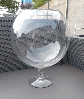 Vaas in de vorm van een glas beschikbaar voor biedingen