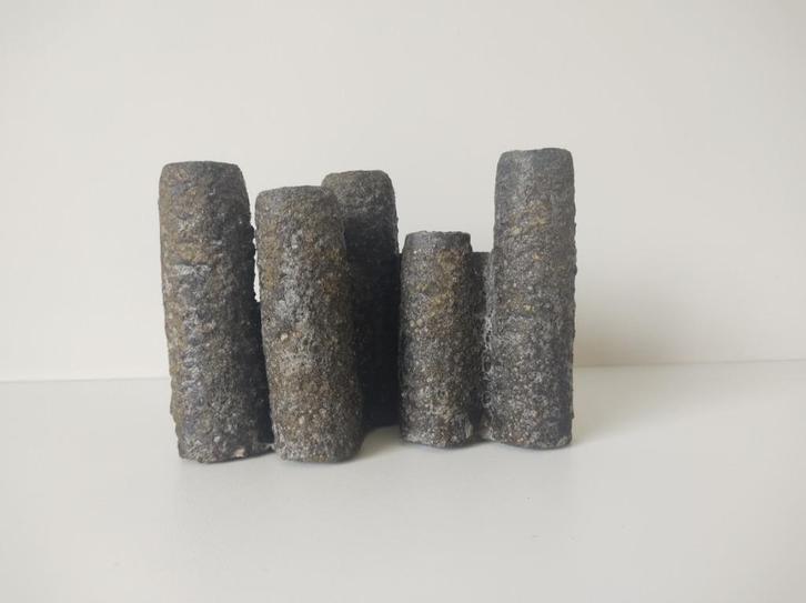 Pia Manu - brutalistische vaas, Huis en Inrichting, Woonaccessoires | Vazen, Gebruikt, Overige kleuren, Minder dan 50 cm, Steen