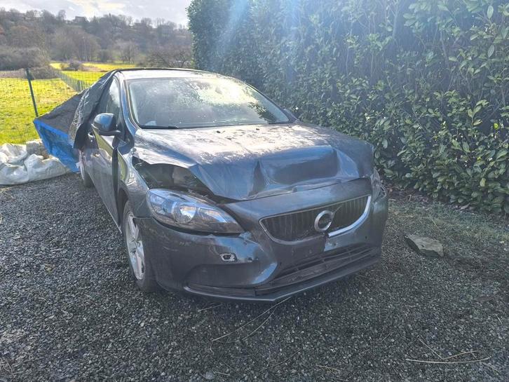 Volvo v40 accidentée, Autos, Volvo, Particulier, V40, ABS, Régulateur de distance, Airbags, Air conditionné, Alarme, Bluetooth