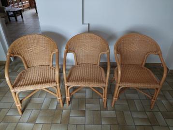 Rieten stoel beschikbaar voor biedingen