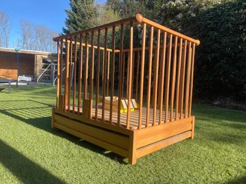 Houten babypark met matras en laken beschikbaar voor biedingen