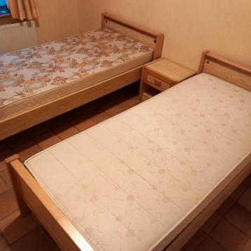 2 bedden 90x200 volwaardig boxbed+matras en nachtkastje  beschikbaar voor biedingen