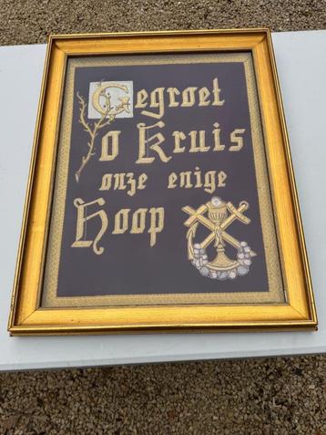 devotie Kader Borduurwerk "Gegroet O Kruis Onze Enige Hoop" beschikbaar voor biedingen