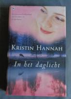 IN HET DAGLICHT Kristin Hannah stofkaft boek 2003 ISBN 90443, Boeken, Gelezen, Ophalen of Verzenden