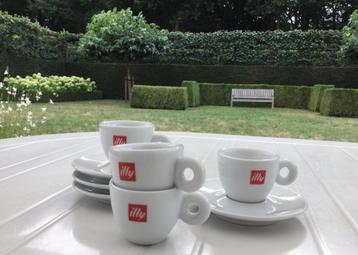 Set 4 Illy porseleinen tassen en ondertassen.  Set/3€ beschikbaar voor biedingen