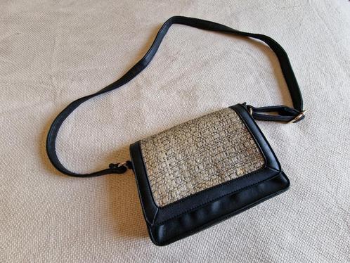 Stijlvolle handtas met gevlochten detail, Handtassen en Accessoires, Tassen | Damestassen, Zo goed als nieuw, Handtas, Zwart, Ophalen of Verzenden