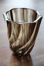 Petit vase torsadé en verre brun, Maison & Meubles, Accessoires pour la Maison | Vases, No, Enlèvement ou Envoi, Autres couleurs