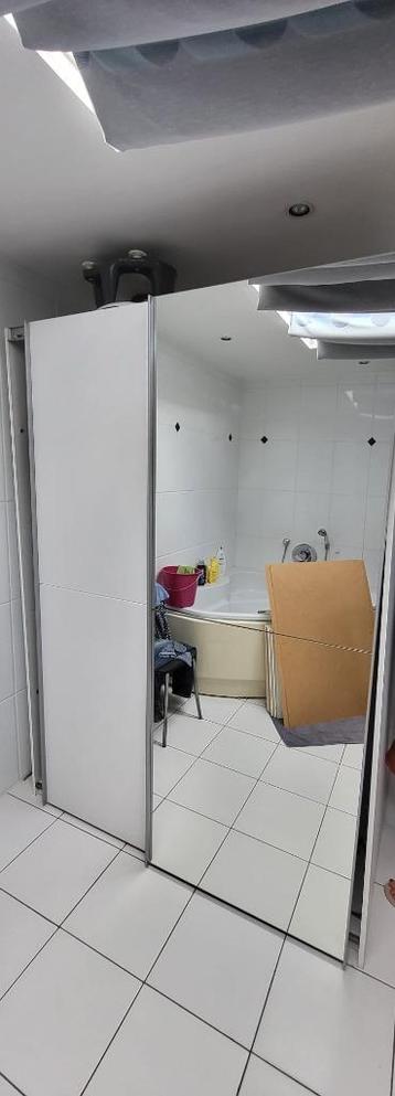 Kast met spiegel beschikbaar voor biedingen