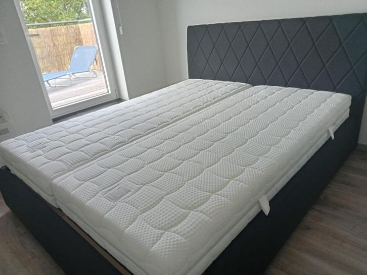 Bed 160x200 (T&T Design) + beddengoed, Huis en Inrichting, Slaapkamer | Bedden, Zwart, Ophalen