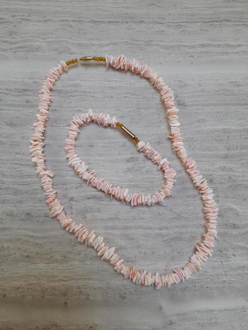 Set roze schelpketting + armband, Handtassen en Accessoires, Kettingen, Zo goed als nieuw, Steen of Mineraal, Roze, Ophalen of Verzenden