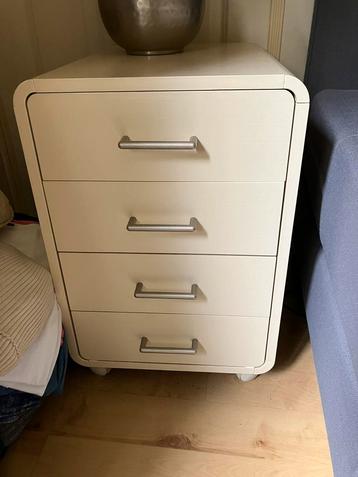 2 Stuks Nachtkastjes met 4 Lades beschikbaar voor biedingen