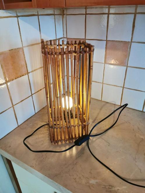 Vintage rieten kubusvormige tafellamp, Huis en Inrichting, Lampen | Tafellampen, Gebruikt, Ophalen