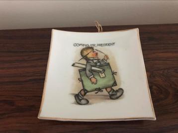 Wand bordje Coming Mr president ( hummel stijl ) beschikbaar voor biedingen